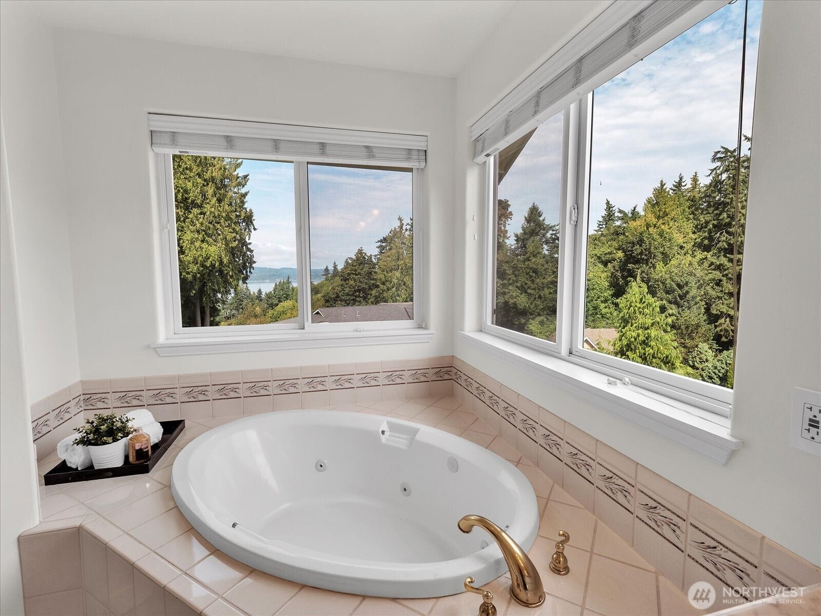 Mukilteo, Washington, 98275, United States, 5 Bedrooms Bedrooms, ,4 BathroomsBathrooms,Residential,Active,1943790