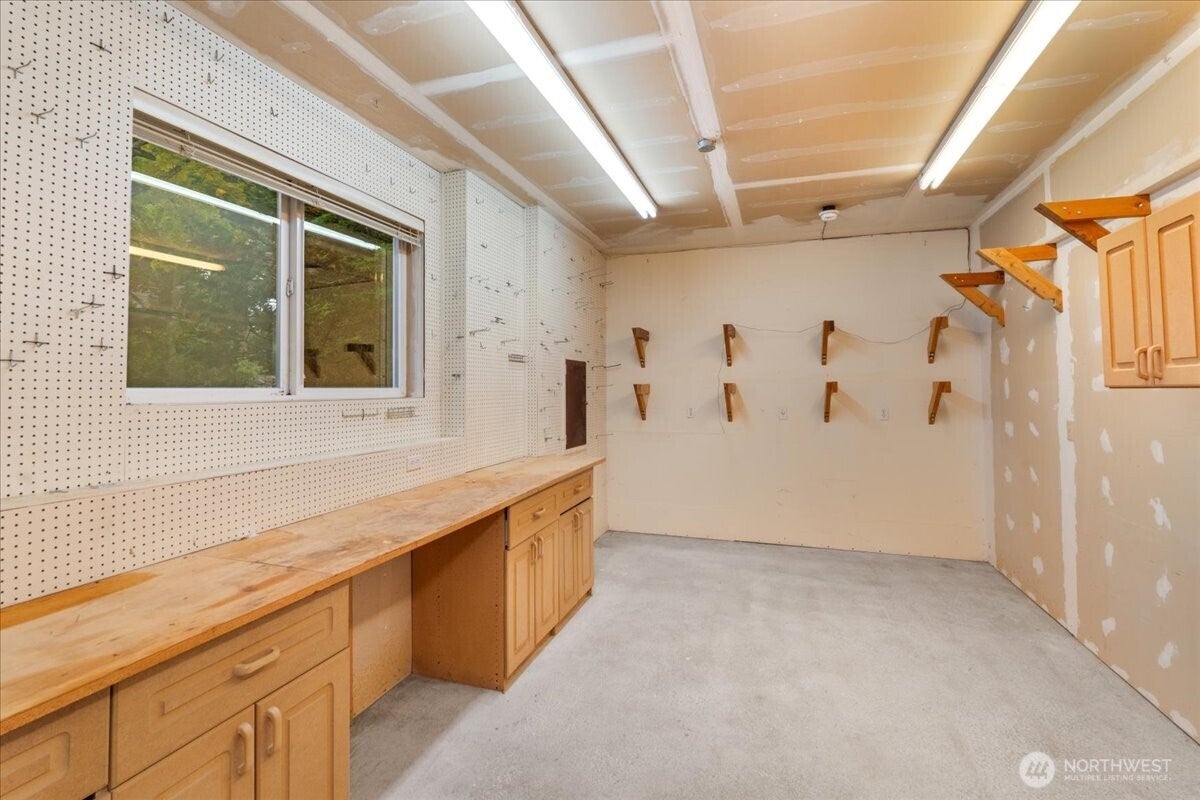 Kirkland, Washington, 98033, United States, 3 Bedrooms Bedrooms, ,2 BathroomsBathrooms,Residential,Active,1968423