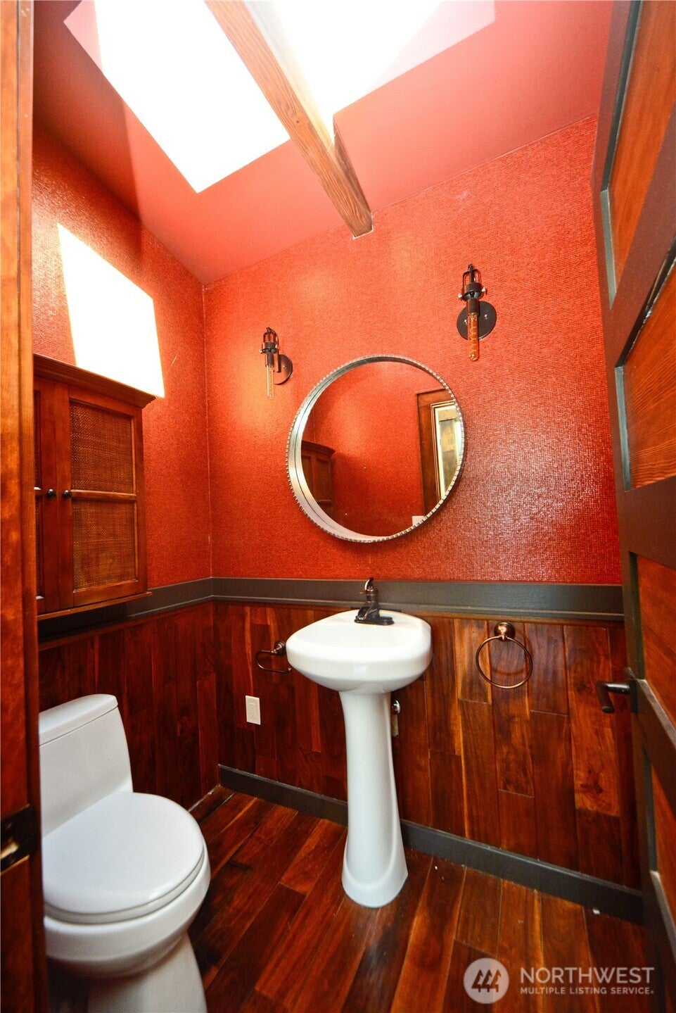 Kirkland, Washington, 98033, United States, 3 Bedrooms Bedrooms, ,3 BathroomsBathrooms,Residential,Active,1945839