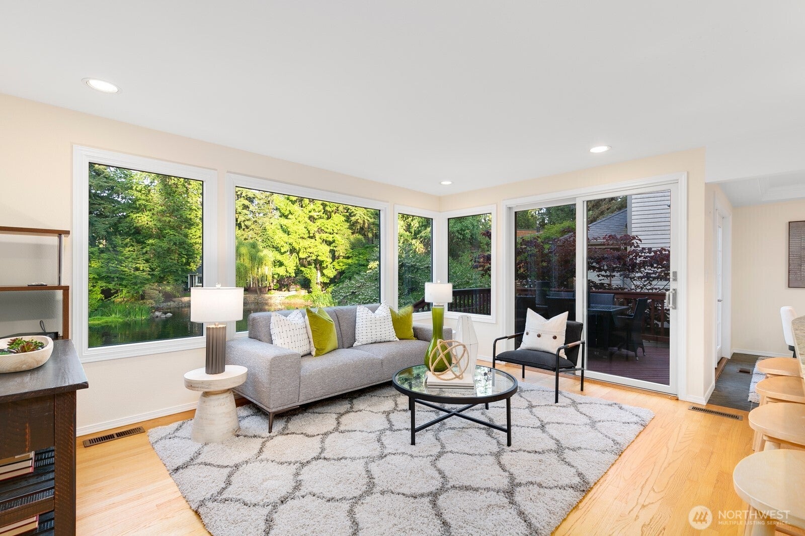 Kirkland, Washington, 98033, United States, 4 Bedrooms Bedrooms, ,3 BathroomsBathrooms,Residential,Active,1909901