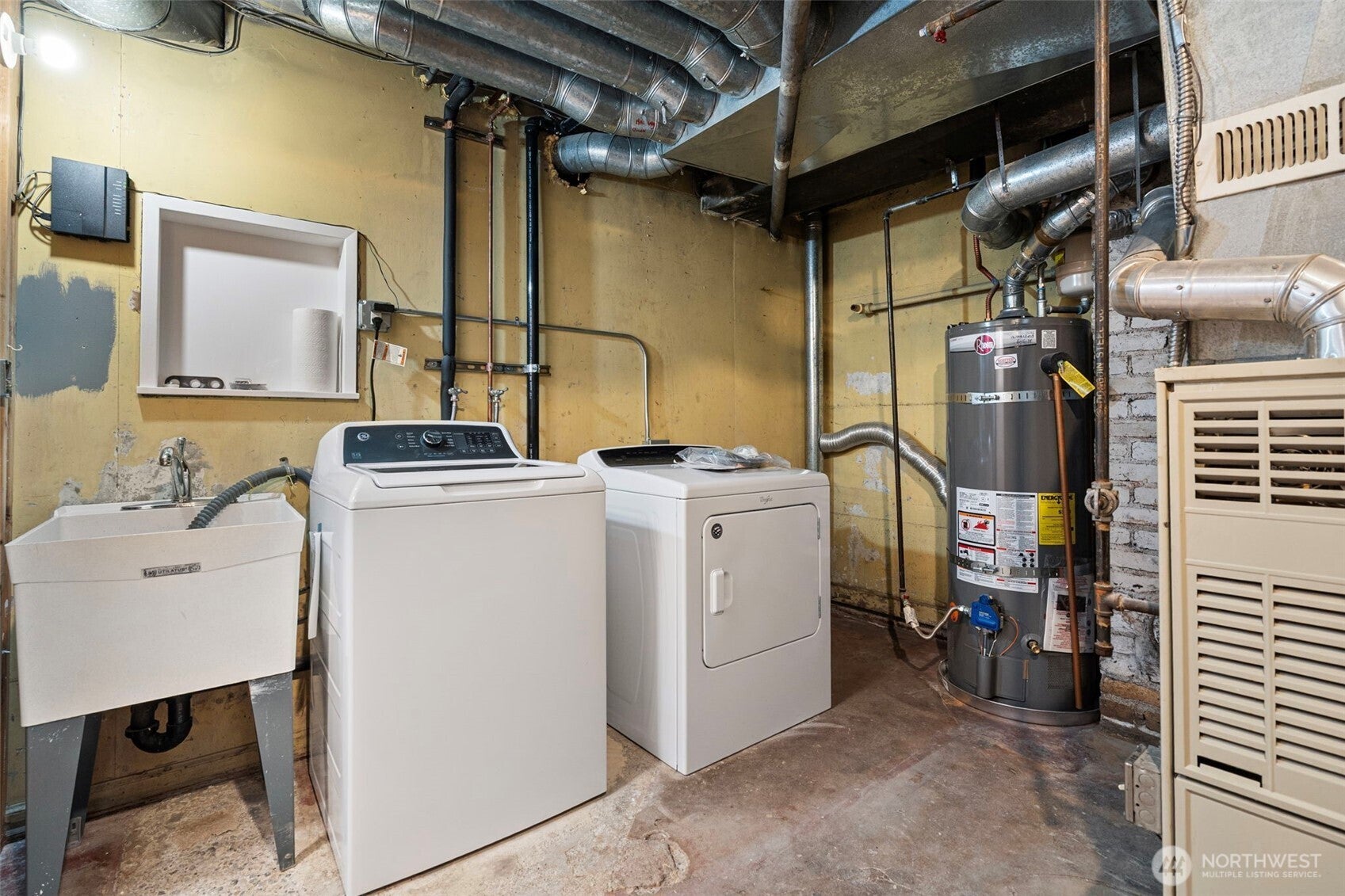 Tacoma, Washington, 98406, United States, 4 Bedrooms Bedrooms, ,4 BathroomsBathrooms,Residential,Active,1952076