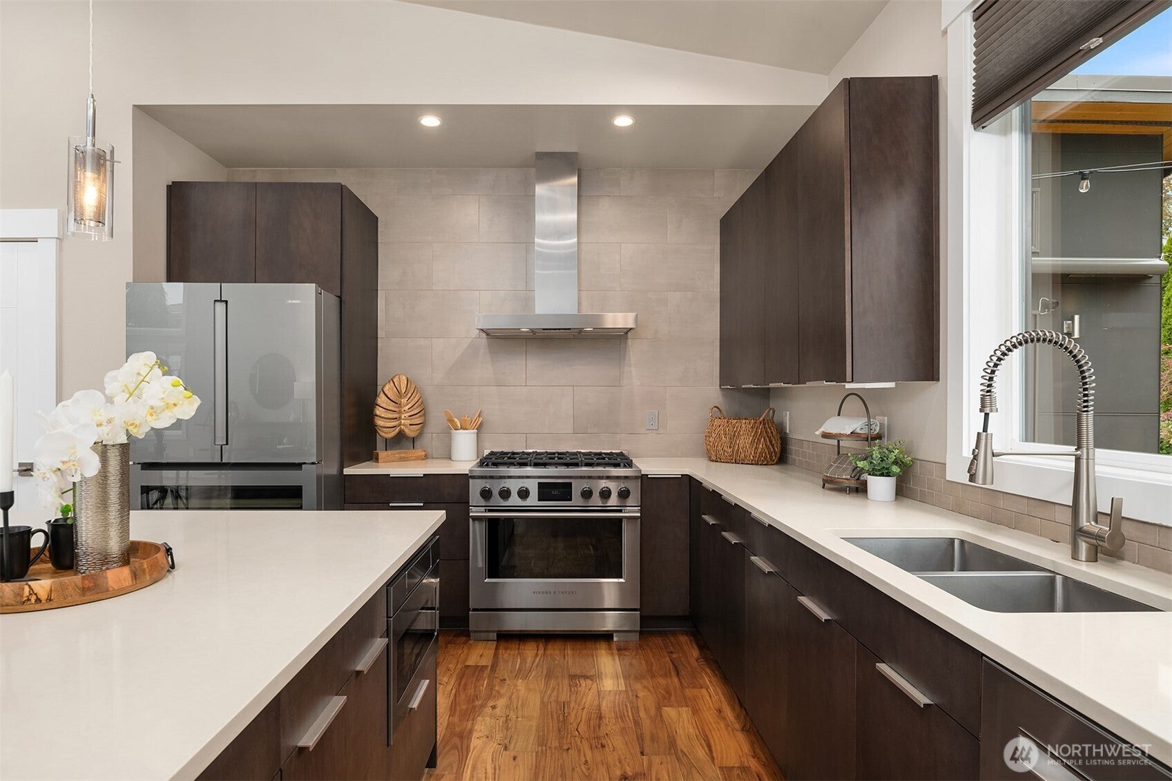 Kirkland, Washington, 98033, United States, 4 Bedrooms Bedrooms, ,5 BathroomsBathrooms,Residential,Active,1973549