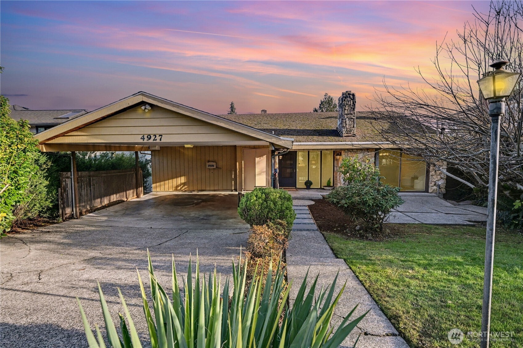 Seattle, Washington, 98105, United States, 6 Bedrooms Bedrooms, ,3 BathroomsBathrooms,Residential,Active,1995274