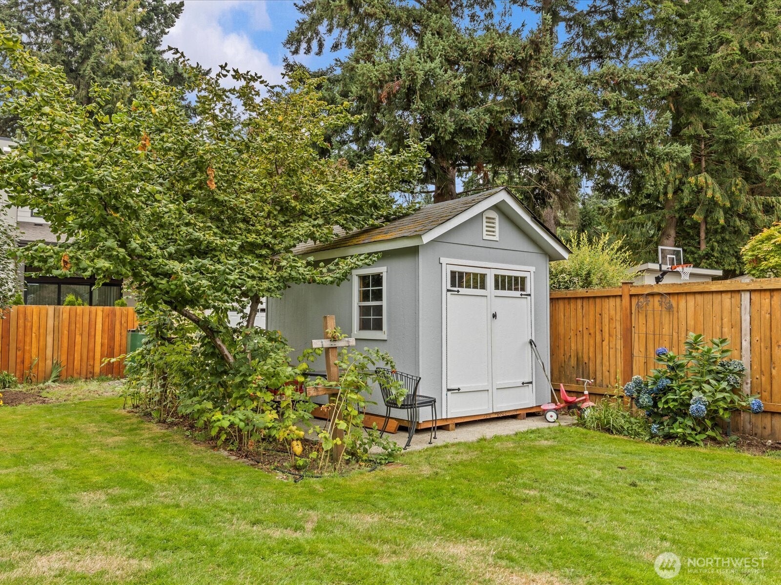 Kirkland, Washington, 98033, United States, 3 Bedrooms Bedrooms, ,3 BathroomsBathrooms,Residential,Active,1941339