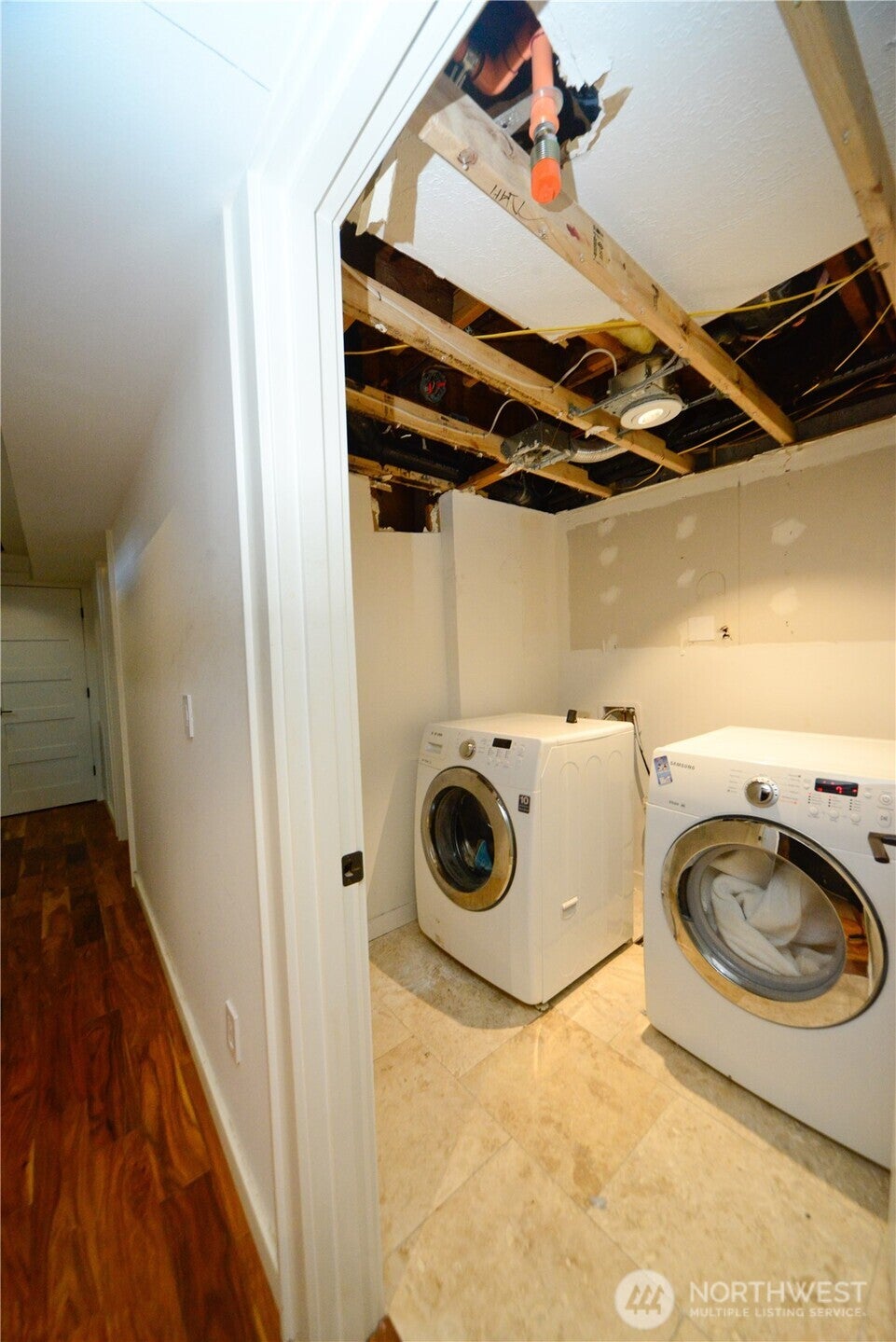 Kirkland, Washington, 98033, United States, 3 Bedrooms Bedrooms, ,3 BathroomsBathrooms,Residential,Active,1945839