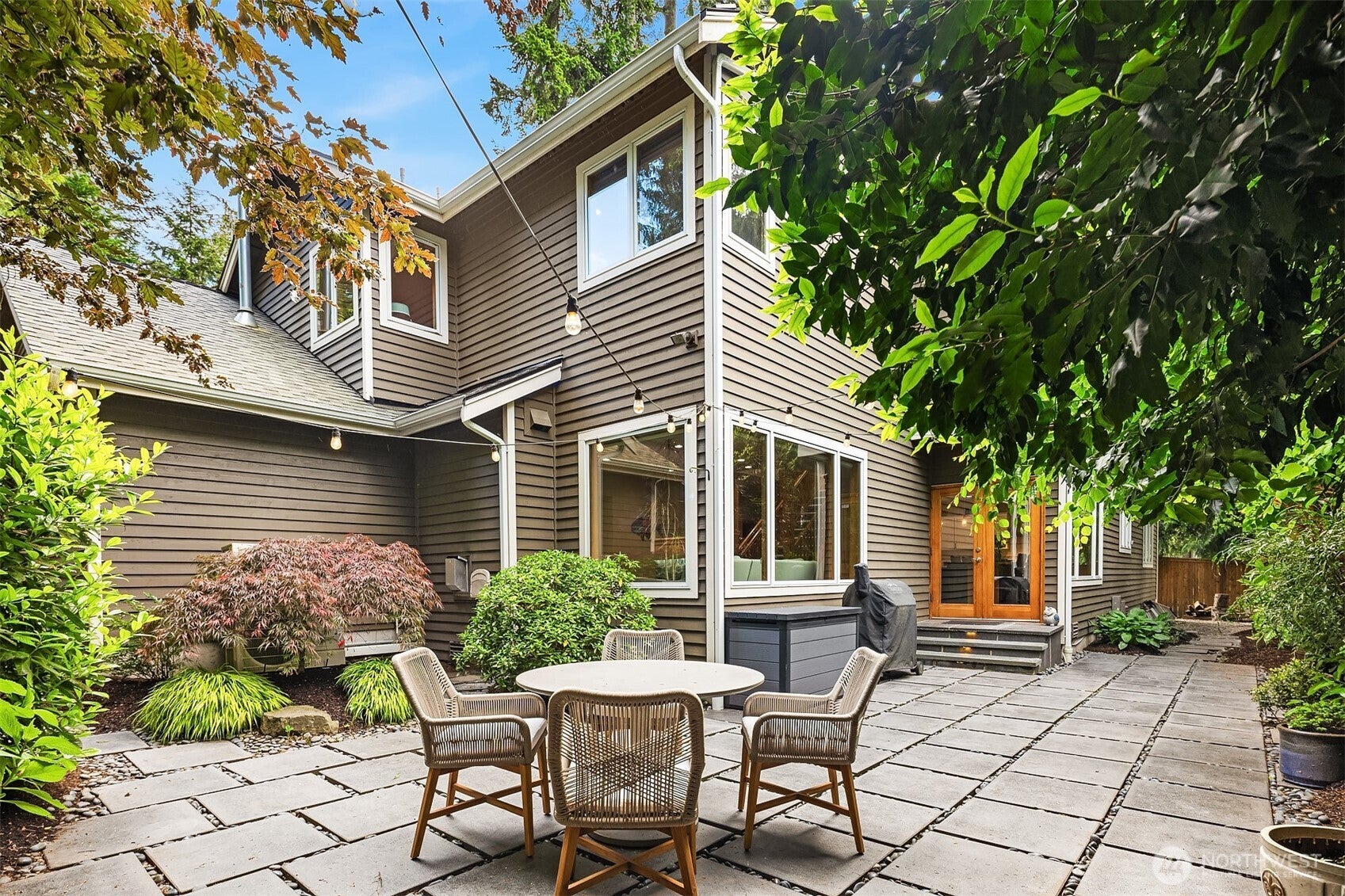 Kirkland, Washington, 98033, United States, 4 Bedrooms Bedrooms, ,3 BathroomsBathrooms,Residential,Active,1943757
