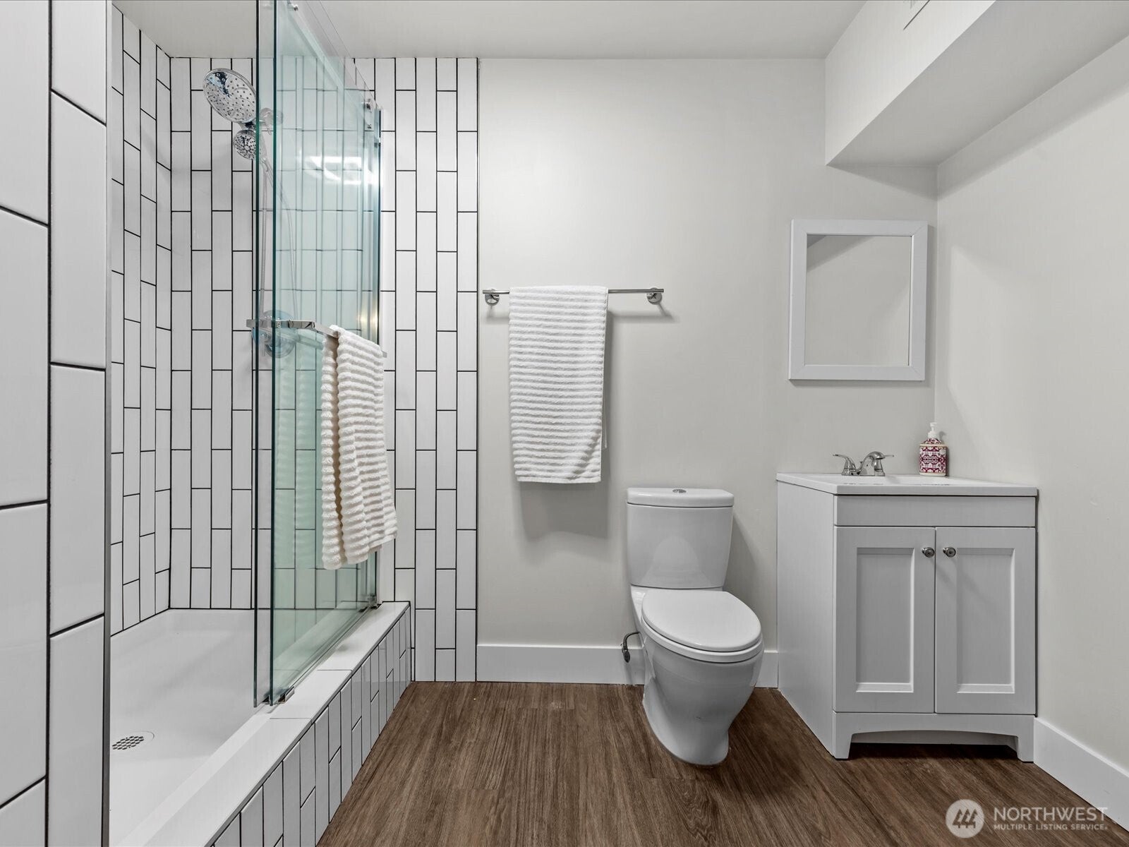 Kirkland, Washington, 98033, United States, 3 Bedrooms Bedrooms, ,3 BathroomsBathrooms,Residential,Active,1941339
