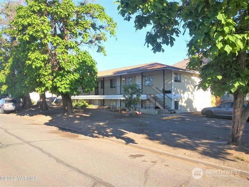 702 N 2ND ST, YAKIMA, WA 98901, photo 1 of 16