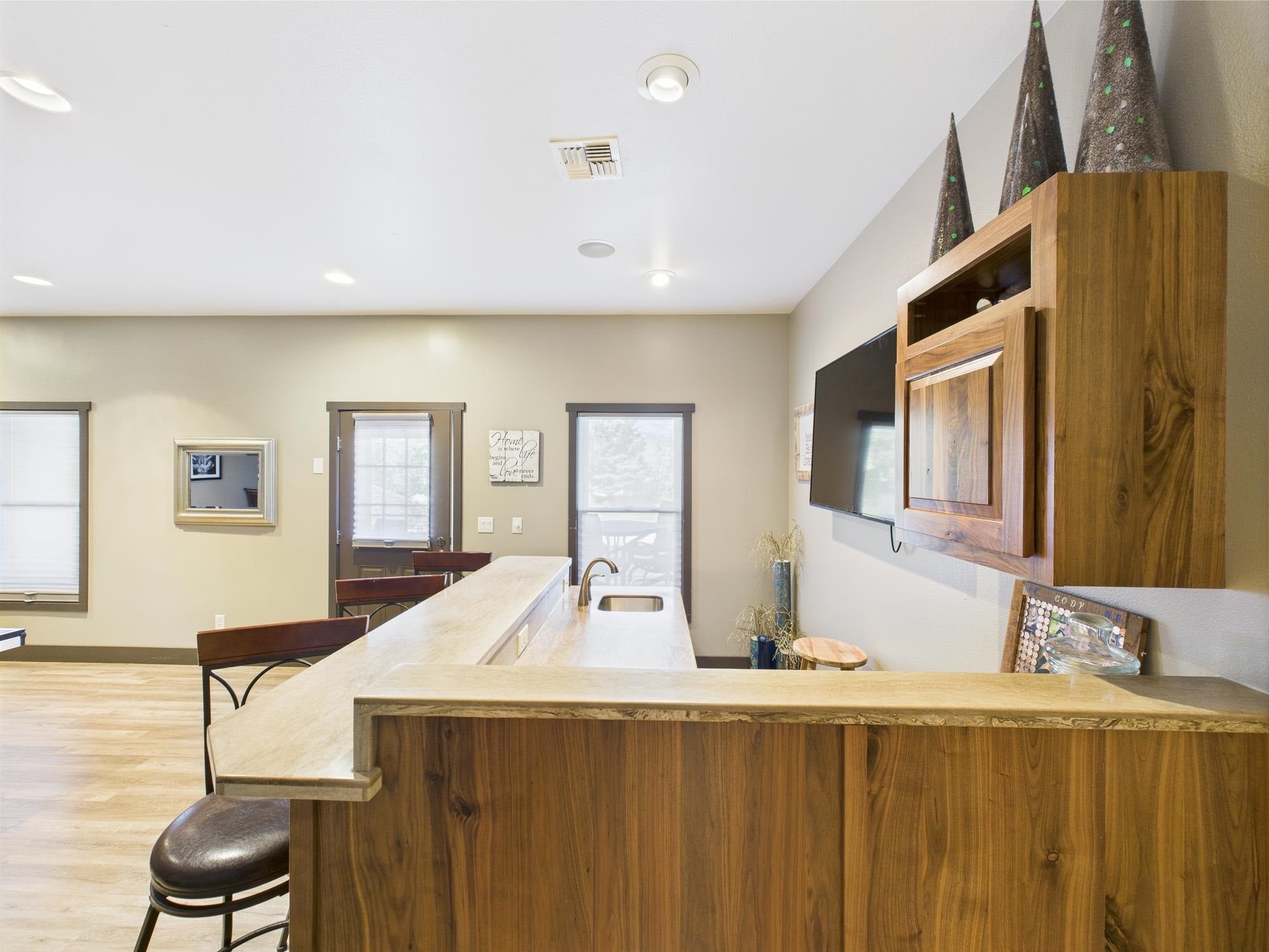 Cody, Wyoming, 82414, United States, ,6 BathroomsBathrooms,Residential,Active,1820442