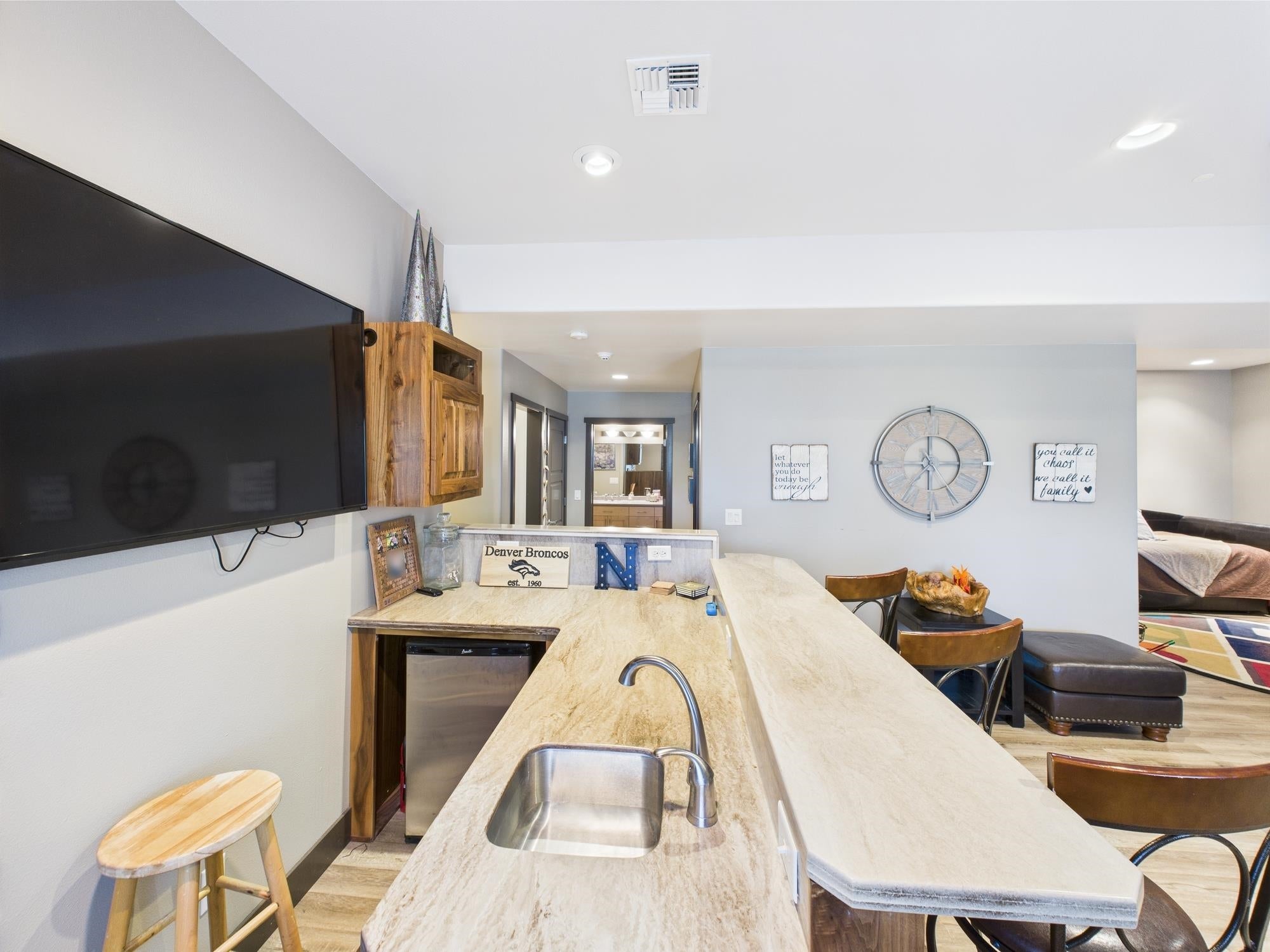 Cody, Wyoming, 82414, United States, ,6 BathroomsBathrooms,Residential,Active,1820442