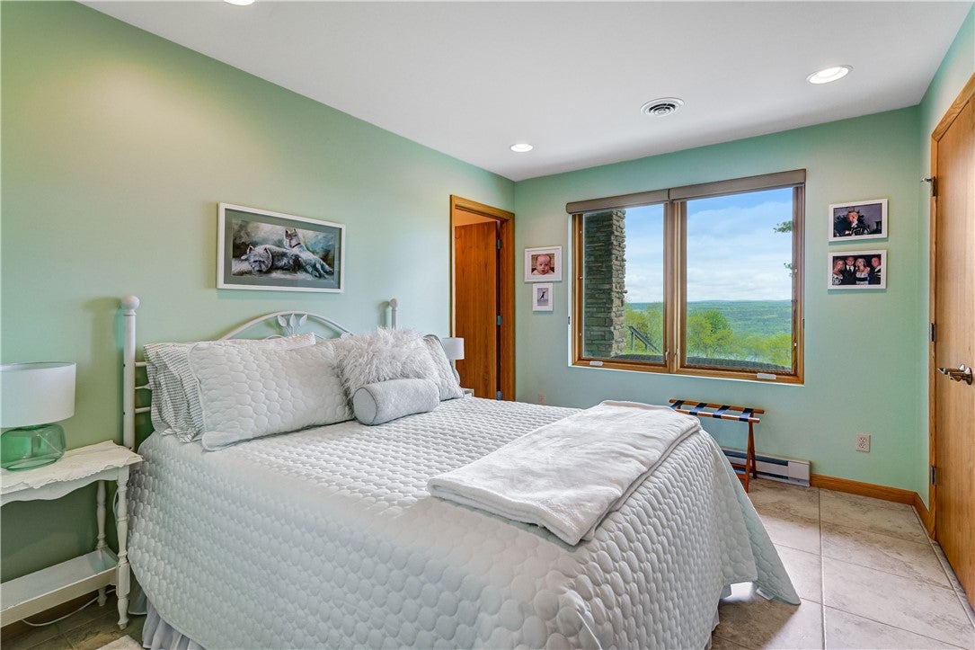 Hammondsport, New York, 14840, United States, 4 Bedrooms Bedrooms, ,5 BathroomsBathrooms,Residential,Active,1824033