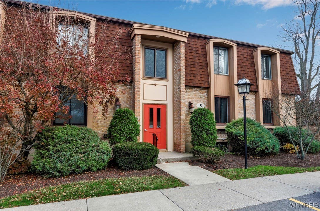 5 Greenwich Dr Unit 4  