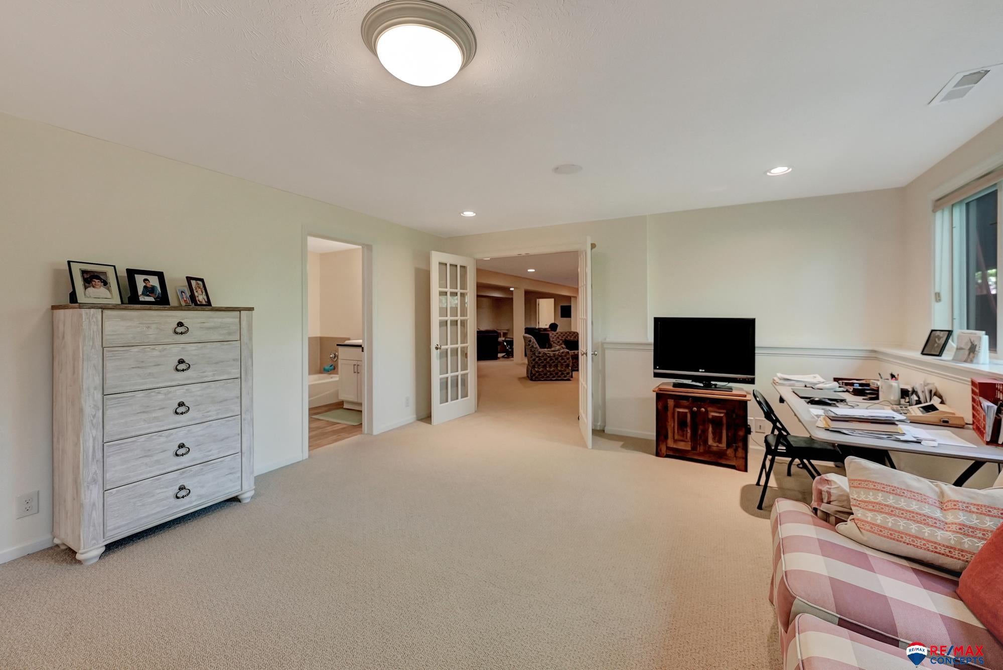 Lincoln, Nebraska, 68520, United States, 3 Bedrooms Bedrooms, ,5 BathroomsBathrooms,Residential,Active,1820460