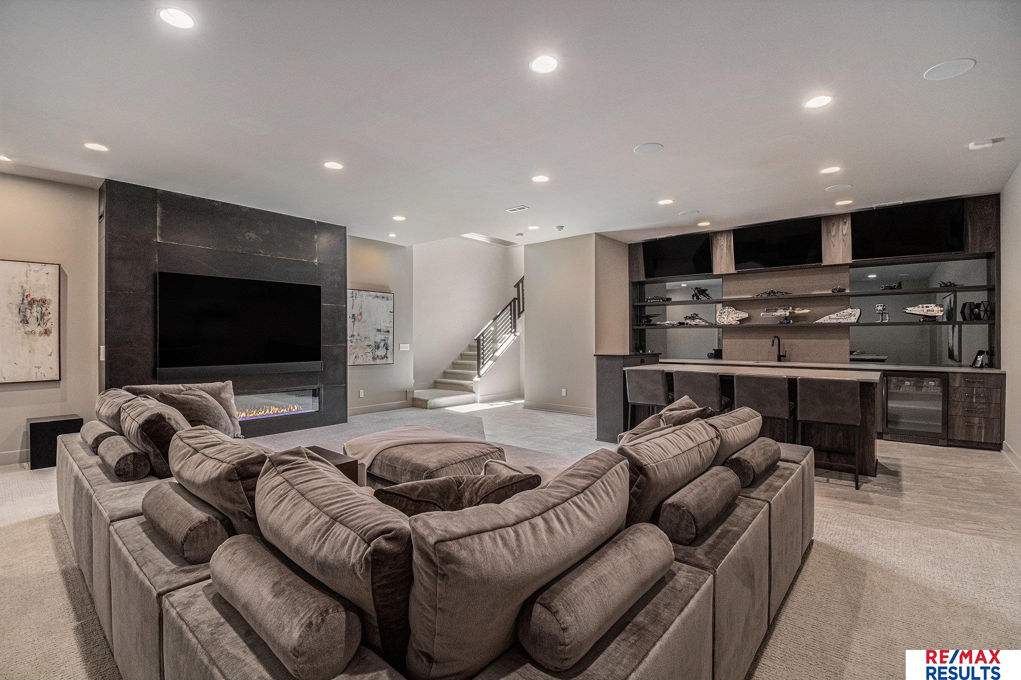 Elkhorn, Nebraska, 68022, United States, 5 Bedrooms Bedrooms, ,7 BathroomsBathrooms,Residential,Pending,1953673