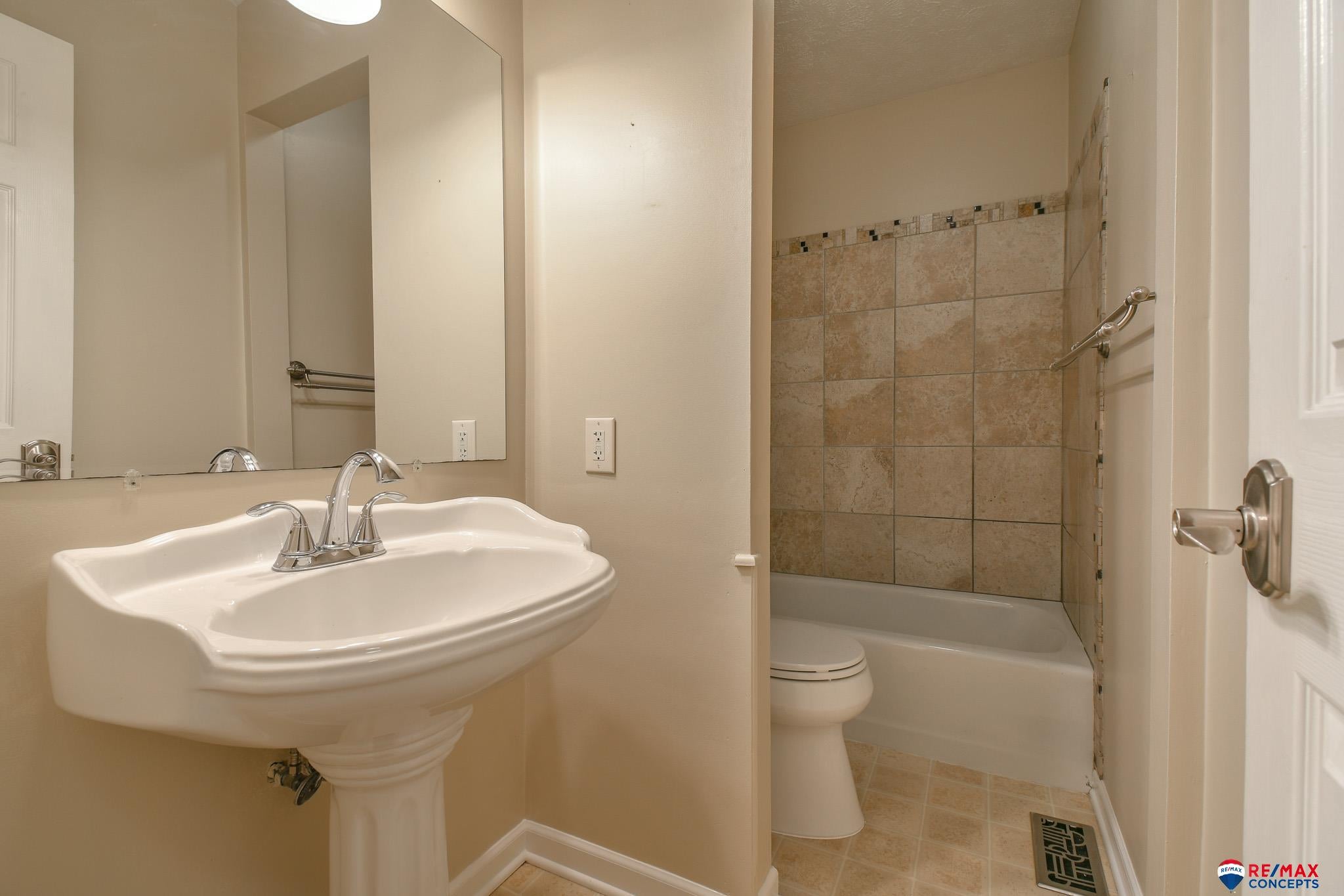 Lincoln, Nebraska, 68523, United States, 5 Bedrooms Bedrooms, ,5 BathroomsBathrooms,Residential,Active,1884993