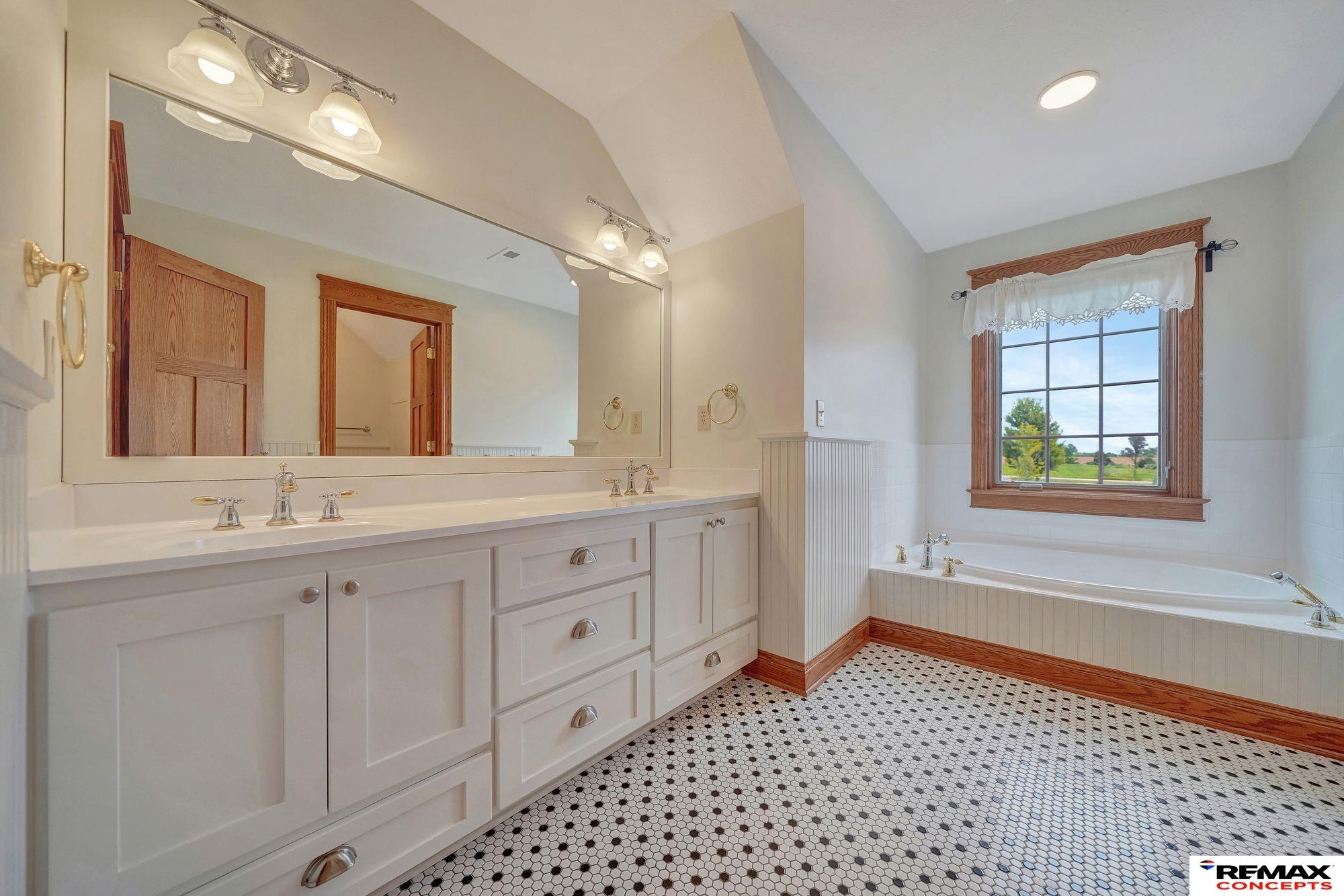 Roca, Nebraska, 68430, United States, 7 Bedrooms Bedrooms, ,4 BathroomsBathrooms,Residential,Active,1954025