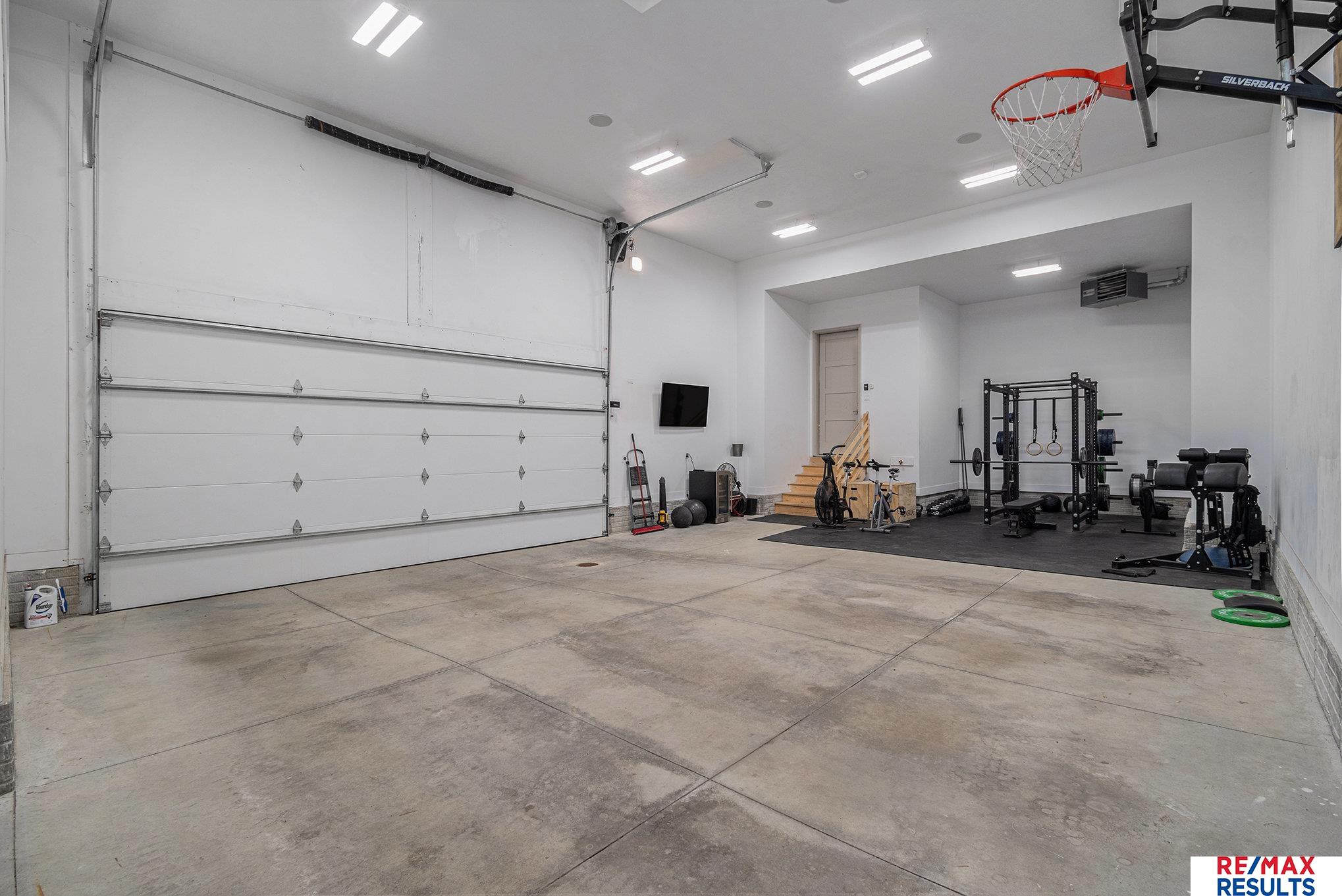 Elkhorn, Nebraska, 68022, United States, 5 Bedrooms Bedrooms, ,7 BathroomsBathrooms,Residential,Pending,1953673