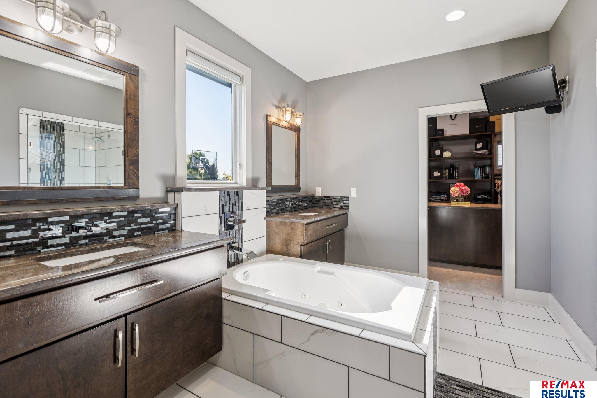 Omaha, Nebraska, 68022, United States, 5 Bedrooms Bedrooms, ,5 BathroomsBathrooms,Residential,Active,1965857