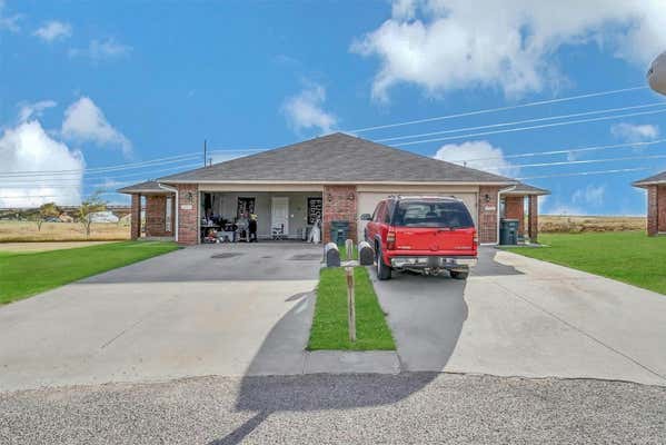 25 LOMBARDY PL, CLINTON, OK 73601 - Image 1