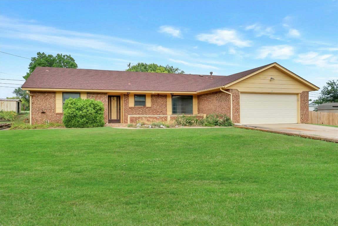 1117 N COLLEGE ST, CORDELL, OK 73632, photo 1 of 27