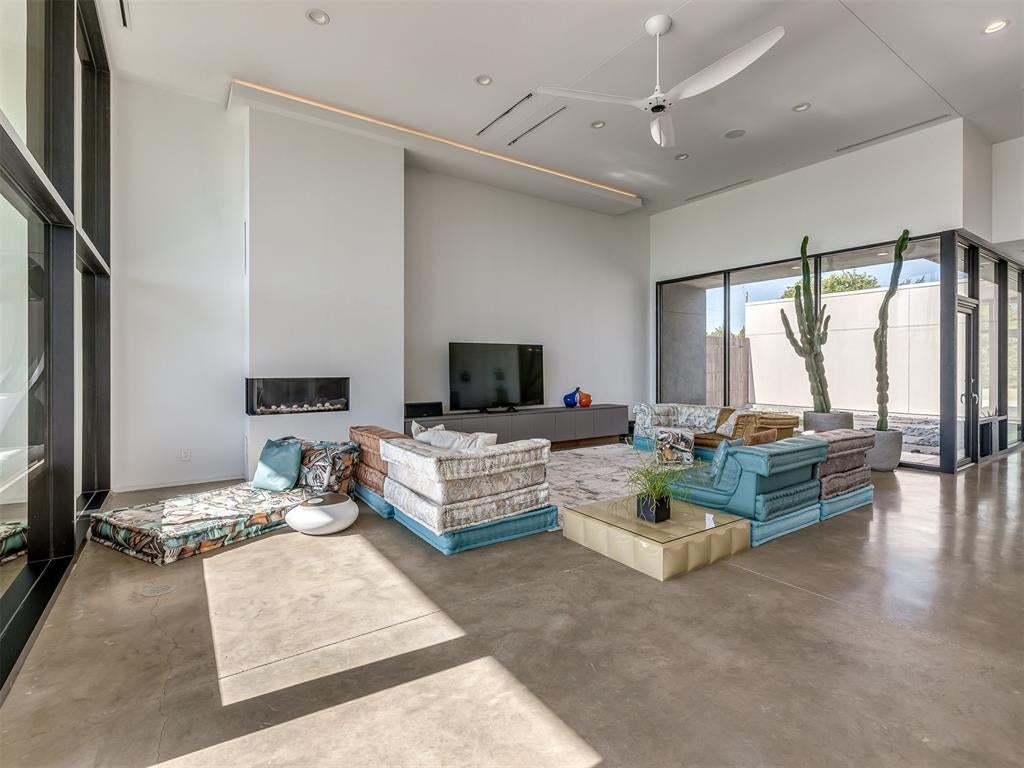 Jones, Oklahoma, 73049, United States, 3 Bedrooms Bedrooms, ,3 BathroomsBathrooms,Residential,Active,1825087