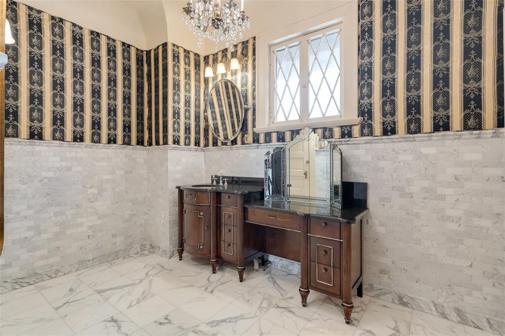 Oklahoma City, Oklahoma, 73103, United States, 5 Bedrooms Bedrooms, ,6 BathroomsBathrooms,Residential,Active,1810381