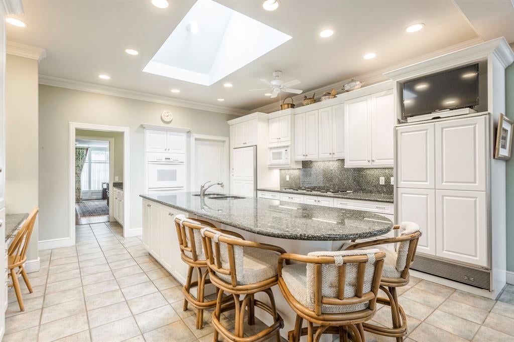 Oklahoma City, Oklahoma, 73120, United States, 5 Bedrooms Bedrooms, ,5 BathroomsBathrooms,Residential,Active,1968374