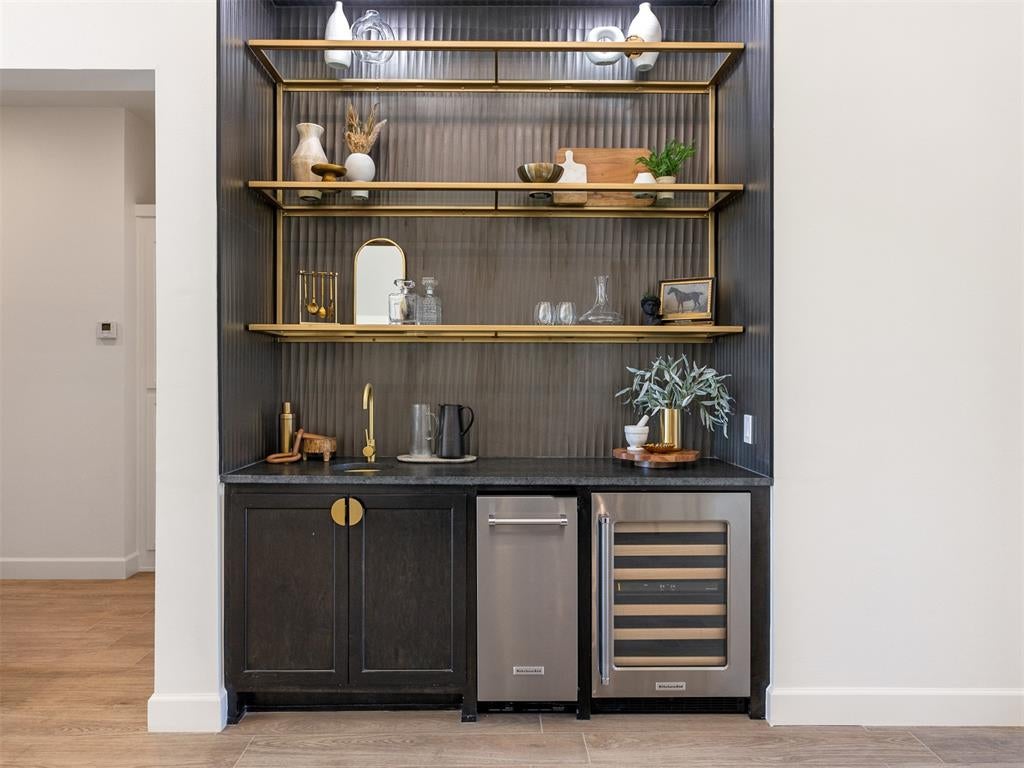 Eufaula, Oklahoma, 74432, United States, 5 Bedrooms Bedrooms, ,6 BathroomsBathrooms,Residential,Active,2015226