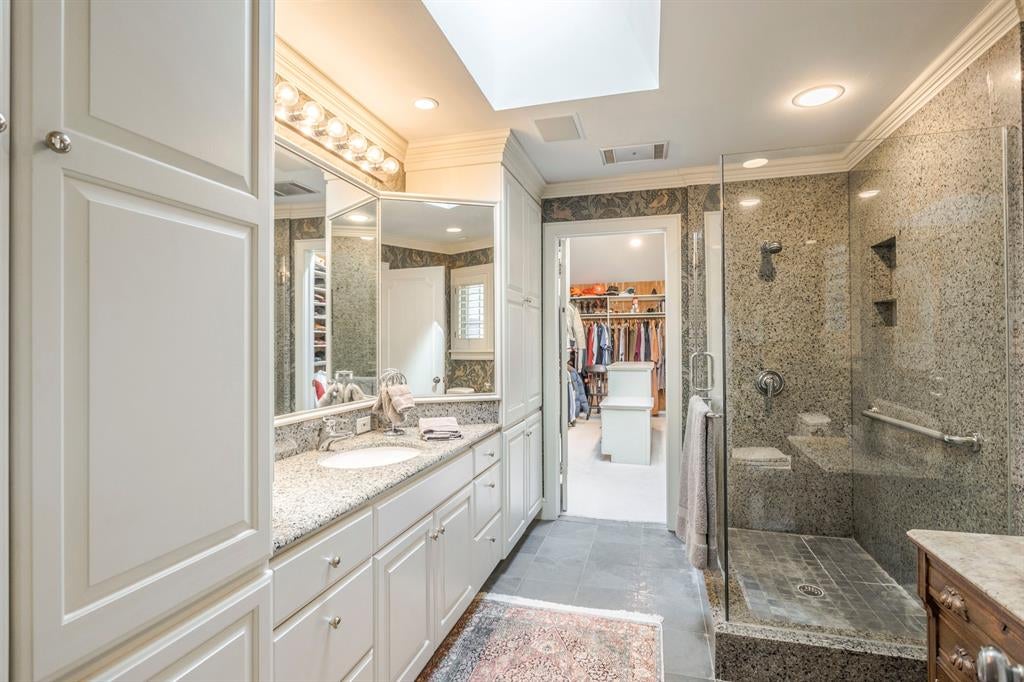 Oklahoma City, Oklahoma, 73120, United States, 5 Bedrooms Bedrooms, ,5 BathroomsBathrooms,Residential,Active,1968374