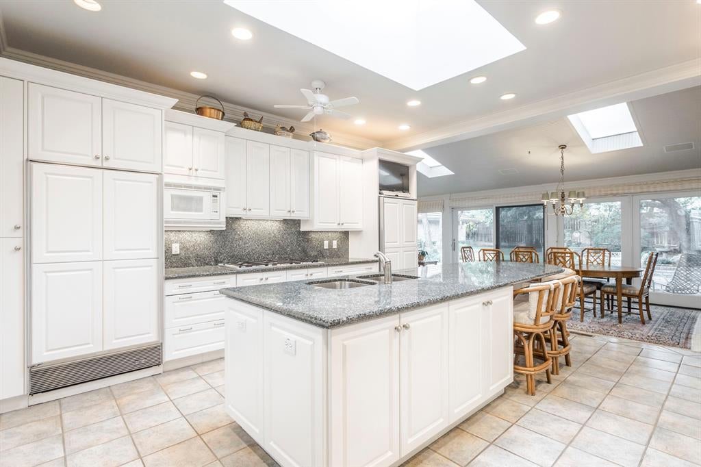 Oklahoma City, Oklahoma, 73120, United States, 5 Bedrooms Bedrooms, ,5 BathroomsBathrooms,Residential,Active,1968374