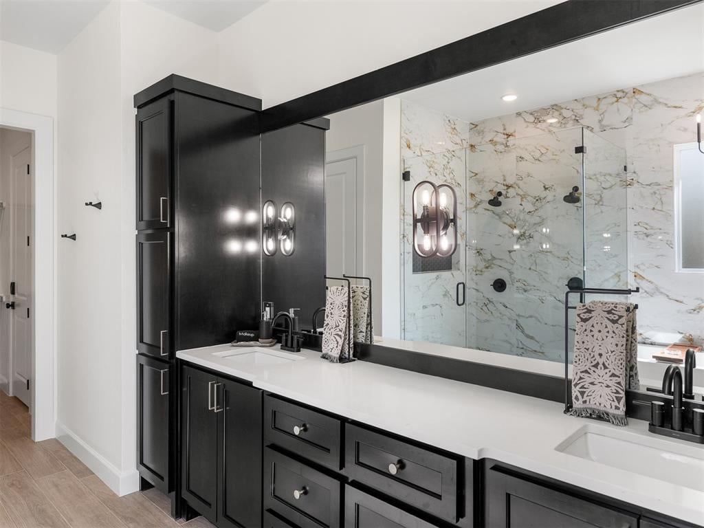 Eufaula, Oklahoma, 74432, United States, 5 Bedrooms Bedrooms, ,6 BathroomsBathrooms,Residential,Active,2015226