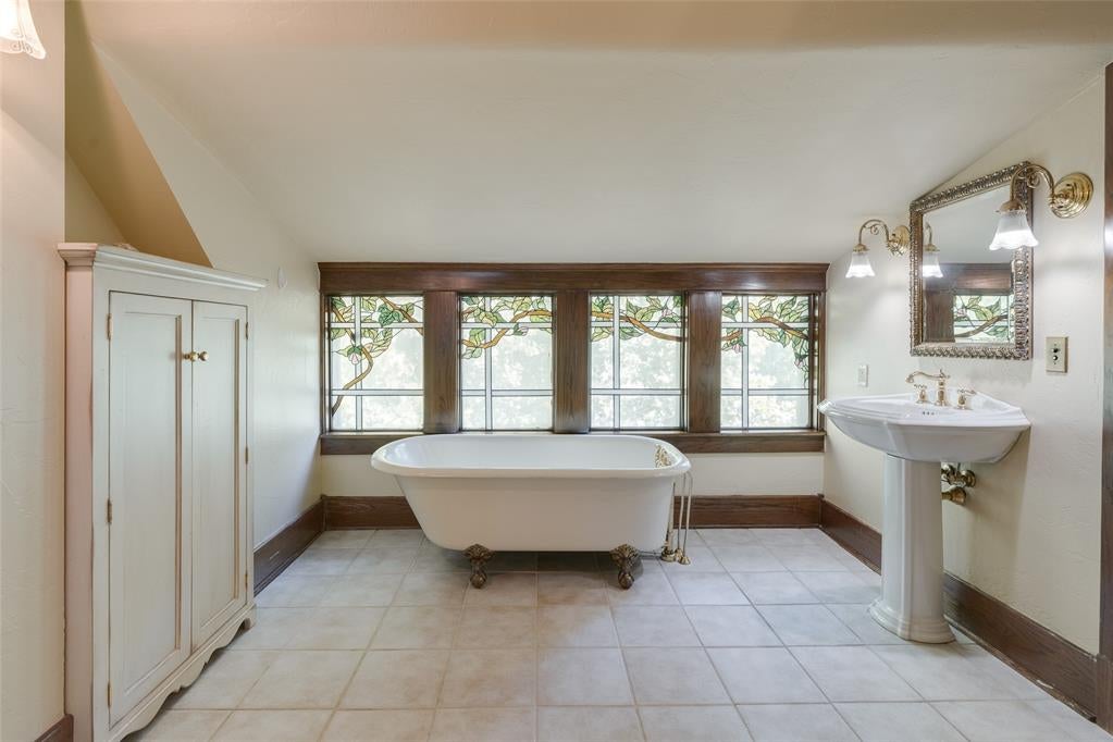 Oklahoma City, Oklahoma, 73103, United States, 5 Bedrooms Bedrooms, ,6 BathroomsBathrooms,Residential,Active,1810381