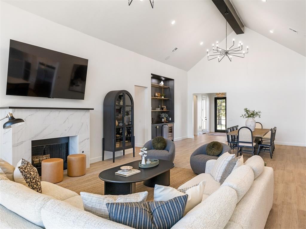 Eufaula, Oklahoma, 74432, United States, 5 Bedrooms Bedrooms, ,6 BathroomsBathrooms,Residential,Active,2015226