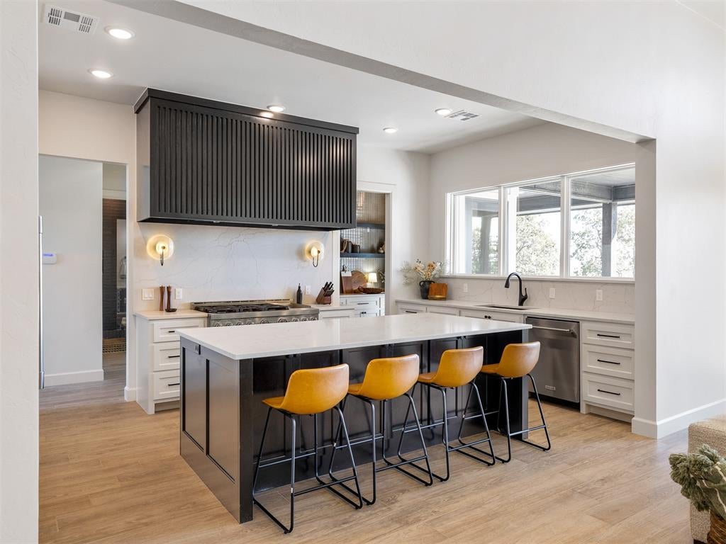 Eufaula, Oklahoma, 74432, United States, 5 Bedrooms Bedrooms, ,6 BathroomsBathrooms,Residential,Active,2015226