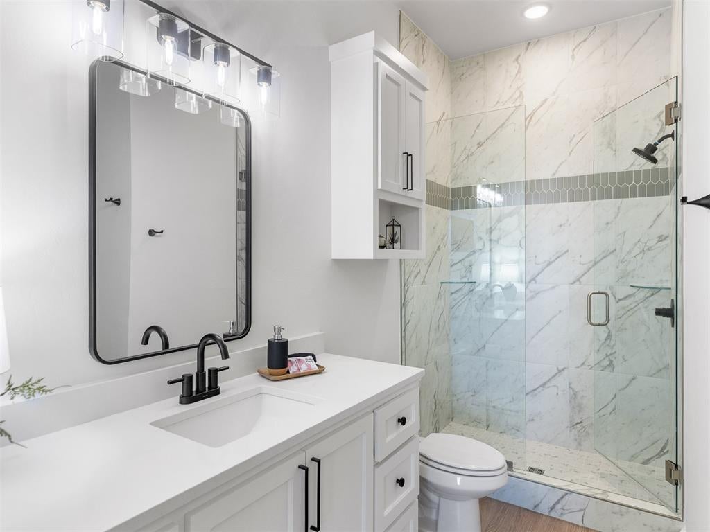 Eufaula, Oklahoma, 74432, United States, 5 Bedrooms Bedrooms, ,6 BathroomsBathrooms,Residential,Active,2015226