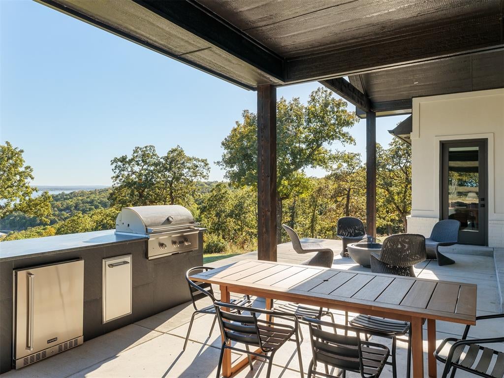 Eufaula, Oklahoma, 74432, United States, 5 Bedrooms Bedrooms, ,6 BathroomsBathrooms,Residential,Active,2015226