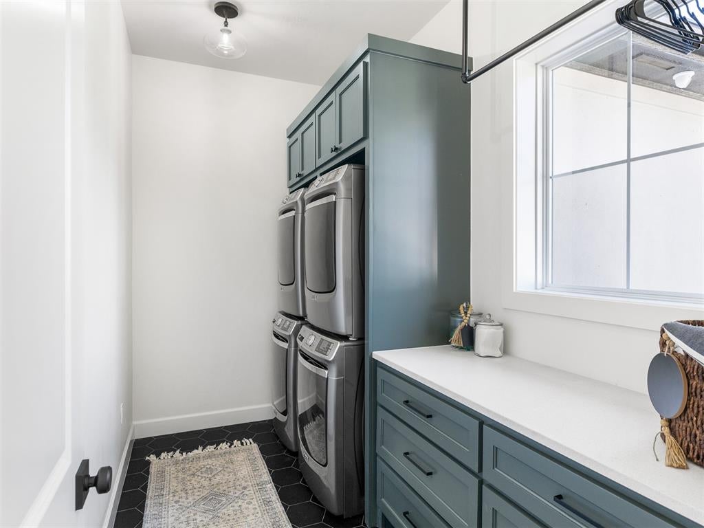 Eufaula, Oklahoma, 74432, United States, 5 Bedrooms Bedrooms, ,6 BathroomsBathrooms,Residential,Active,1905121