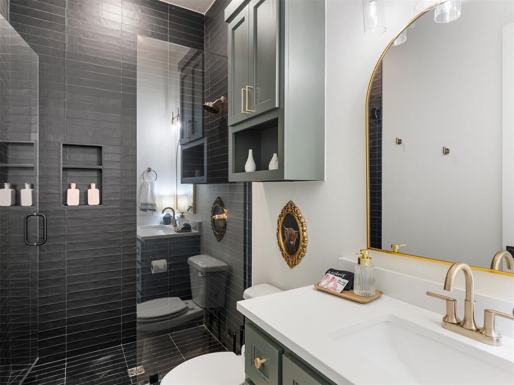 Eufaula, Oklahoma, 74432, United States, 5 Bedrooms Bedrooms, ,6 BathroomsBathrooms,Residential,Active,1905121