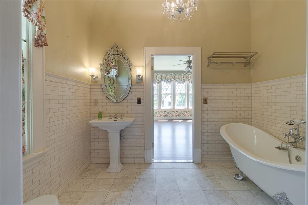 Oklahoma City, Oklahoma, 73103, United States, 5 Bedrooms Bedrooms, ,6 BathroomsBathrooms,Residential,Active,1810381