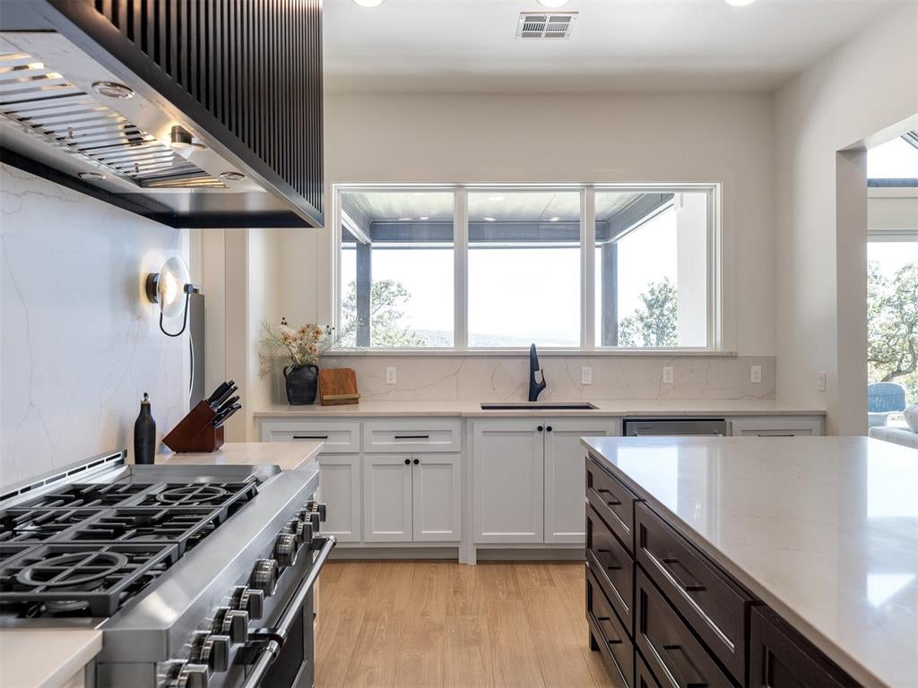 Eufaula, Oklahoma, 74432, United States, 5 Bedrooms Bedrooms, ,6 BathroomsBathrooms,Residential,Active,2015226