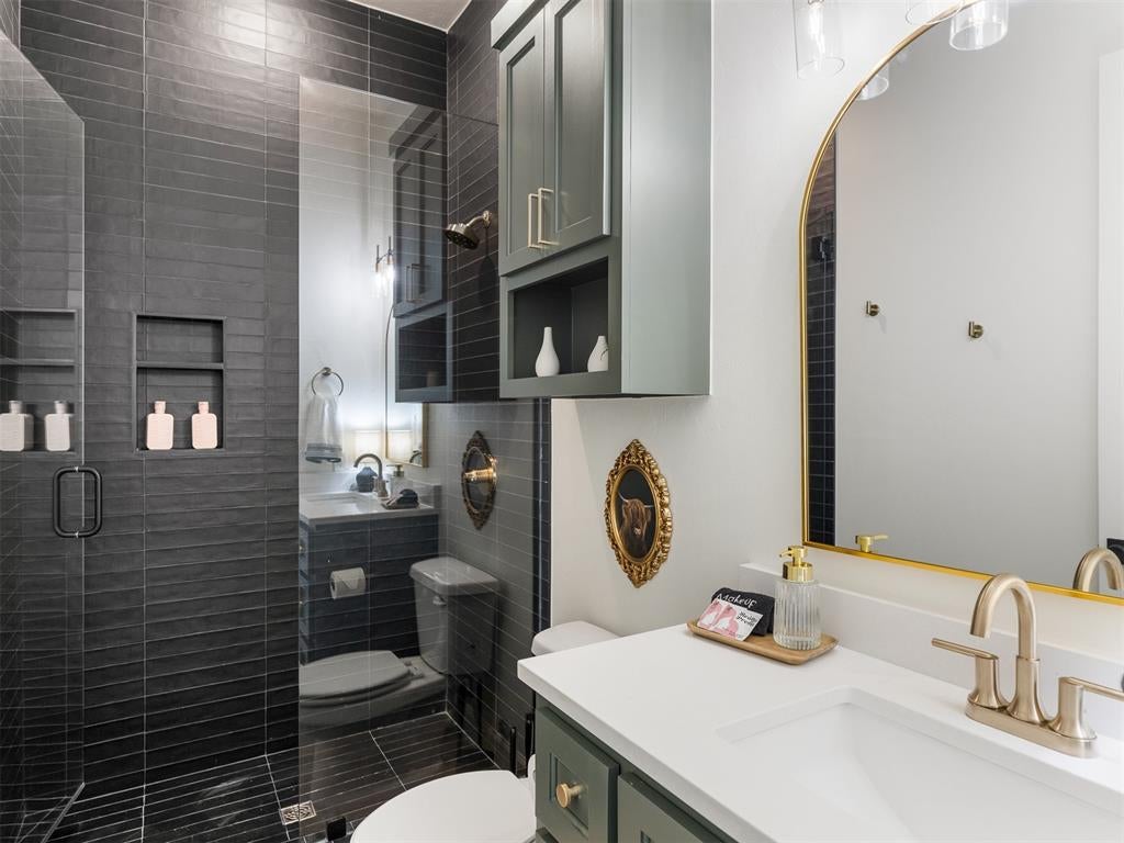 Eufaula, Oklahoma, 74432, United States, 5 Bedrooms Bedrooms, ,6 BathroomsBathrooms,Residential,Active,2015226