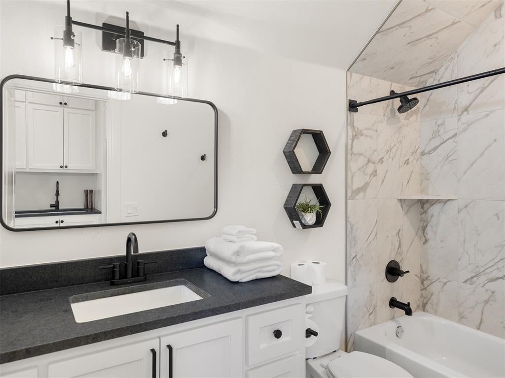 Eufaula, Oklahoma, 74432, United States, 5 Bedrooms Bedrooms, ,6 BathroomsBathrooms,Residential,Active,1905121