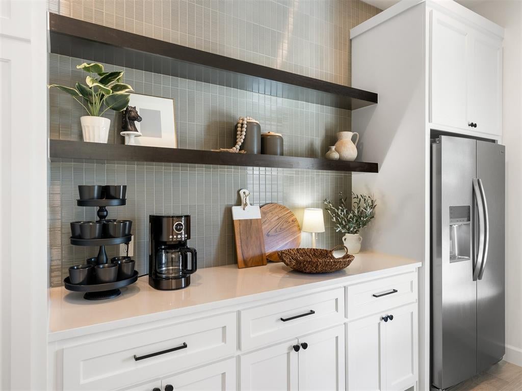 Eufaula, Oklahoma, 74432, United States, 5 Bedrooms Bedrooms, ,6 BathroomsBathrooms,Residential,Active,2015226