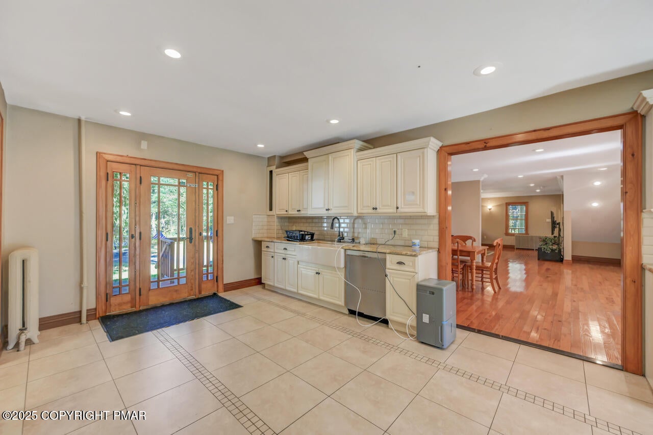 Greentown, Pennsylvania, 18426, United States, 11 Bedrooms Bedrooms, ,10 BathroomsBathrooms,Residential,Active,1963277