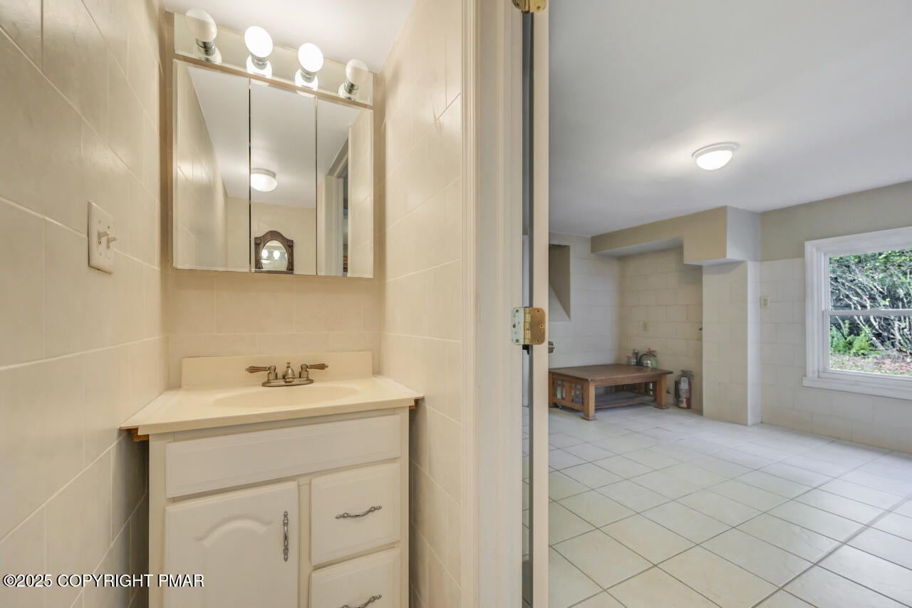 Greentown, Pennsylvania, 18426, United States, 11 Bedrooms Bedrooms, ,10 BathroomsBathrooms,Residential,Active,1963277