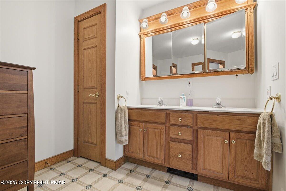 Stroudsburg, Pennsylvania, 18360, United States, 6 Bedrooms Bedrooms, ,6 BathroomsBathrooms,Residential,Active,1988438