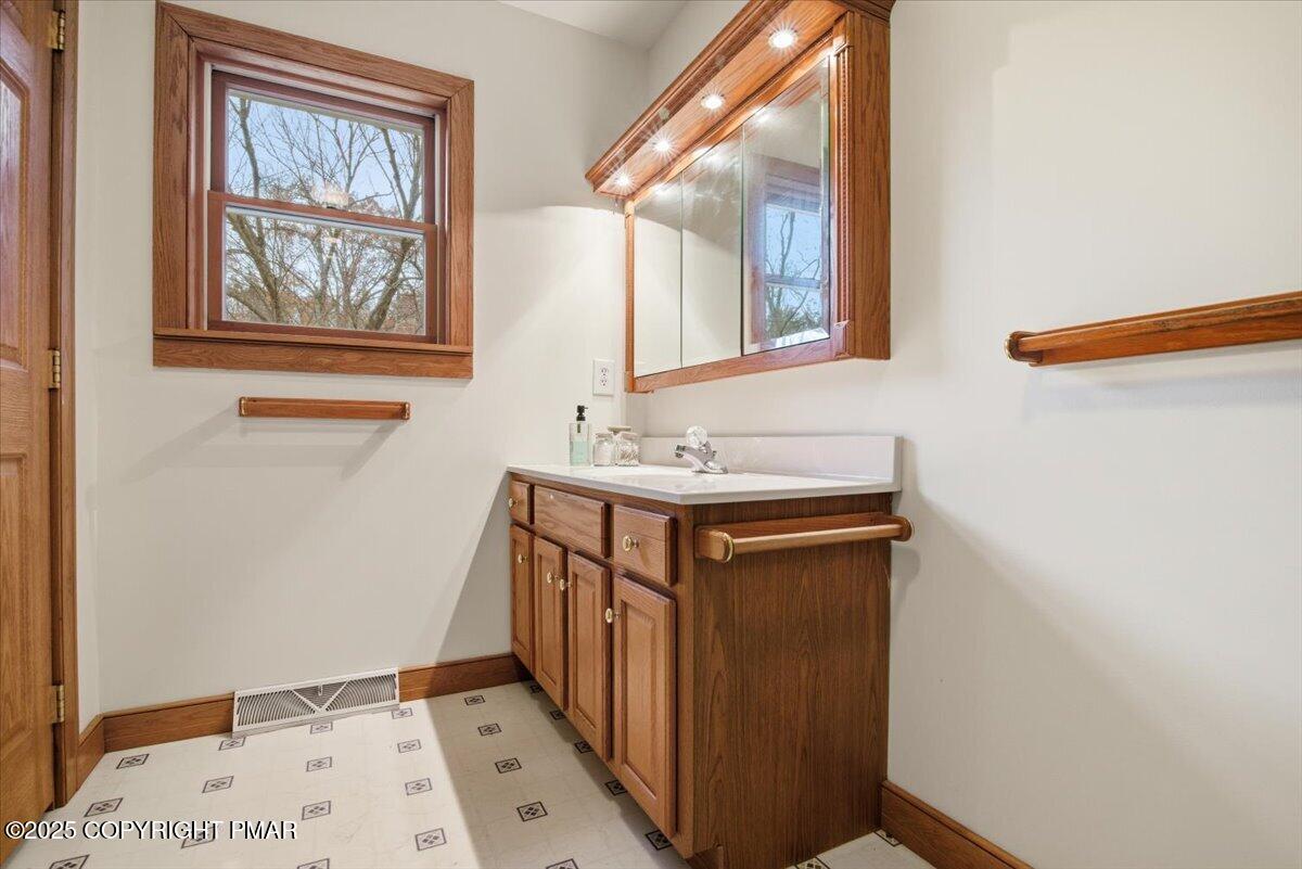 Stroudsburg, Pennsylvania, 18360, United States, 6 Bedrooms Bedrooms, ,6 BathroomsBathrooms,Residential,Active,1988438