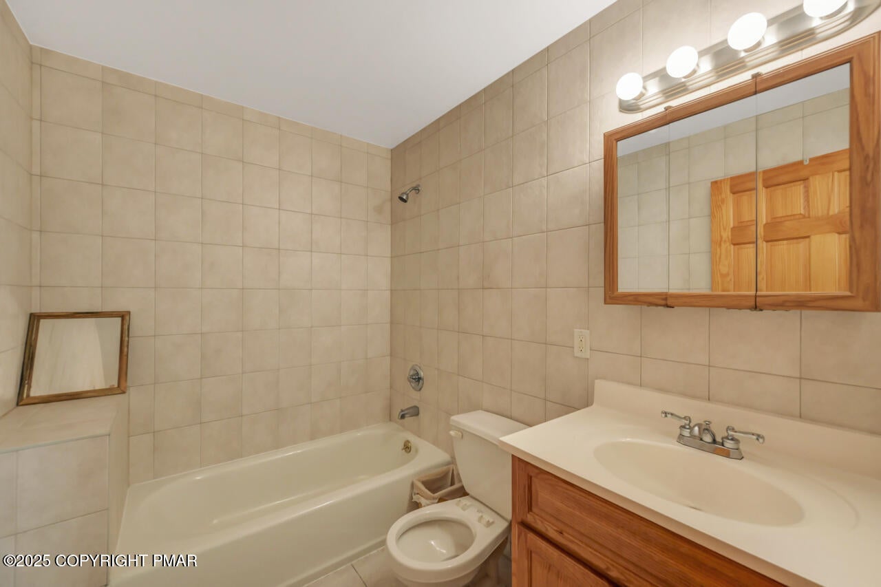 Greentown, Pennsylvania, 18426, United States, 11 Bedrooms Bedrooms, ,10 BathroomsBathrooms,Residential,Active,1963277