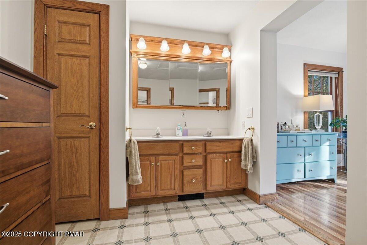 Stroudsburg, Pennsylvania, 18360, United States, 6 Bedrooms Bedrooms, ,6 BathroomsBathrooms,Residential,Active,1988438