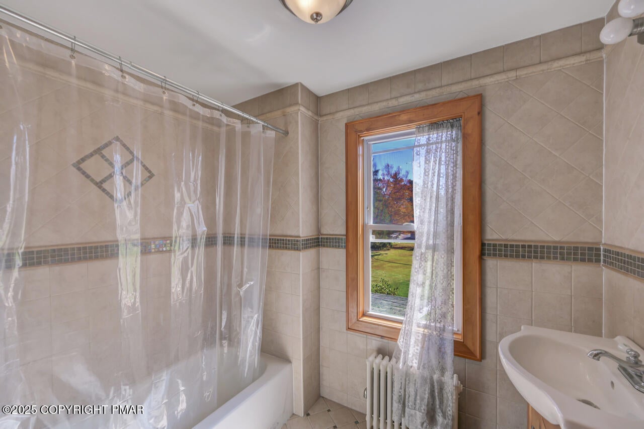 Greentown, Pennsylvania, 18426, United States, 11 Bedrooms Bedrooms, ,10 BathroomsBathrooms,Residential,Active,1963277